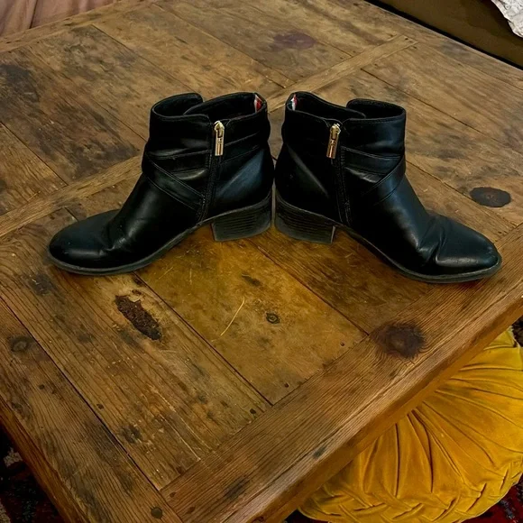 Tommy Hilfiger Black Ankle zipper boots 7M with Gold Emblem - Picture 8 of 16
